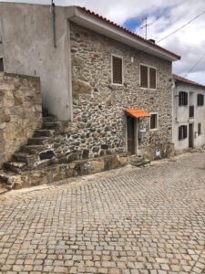 Moradia T3 à venda em Miranda do Douro